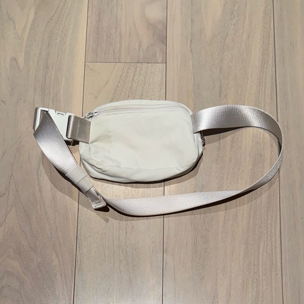 Lululemon Off-White Everywhere Belt Bag - Picture 2 of 2